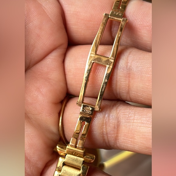 ✨SOLD✨
Baume Mercier Riviera 18k Gold & Diamond
 Watch - Picture 12 of 16